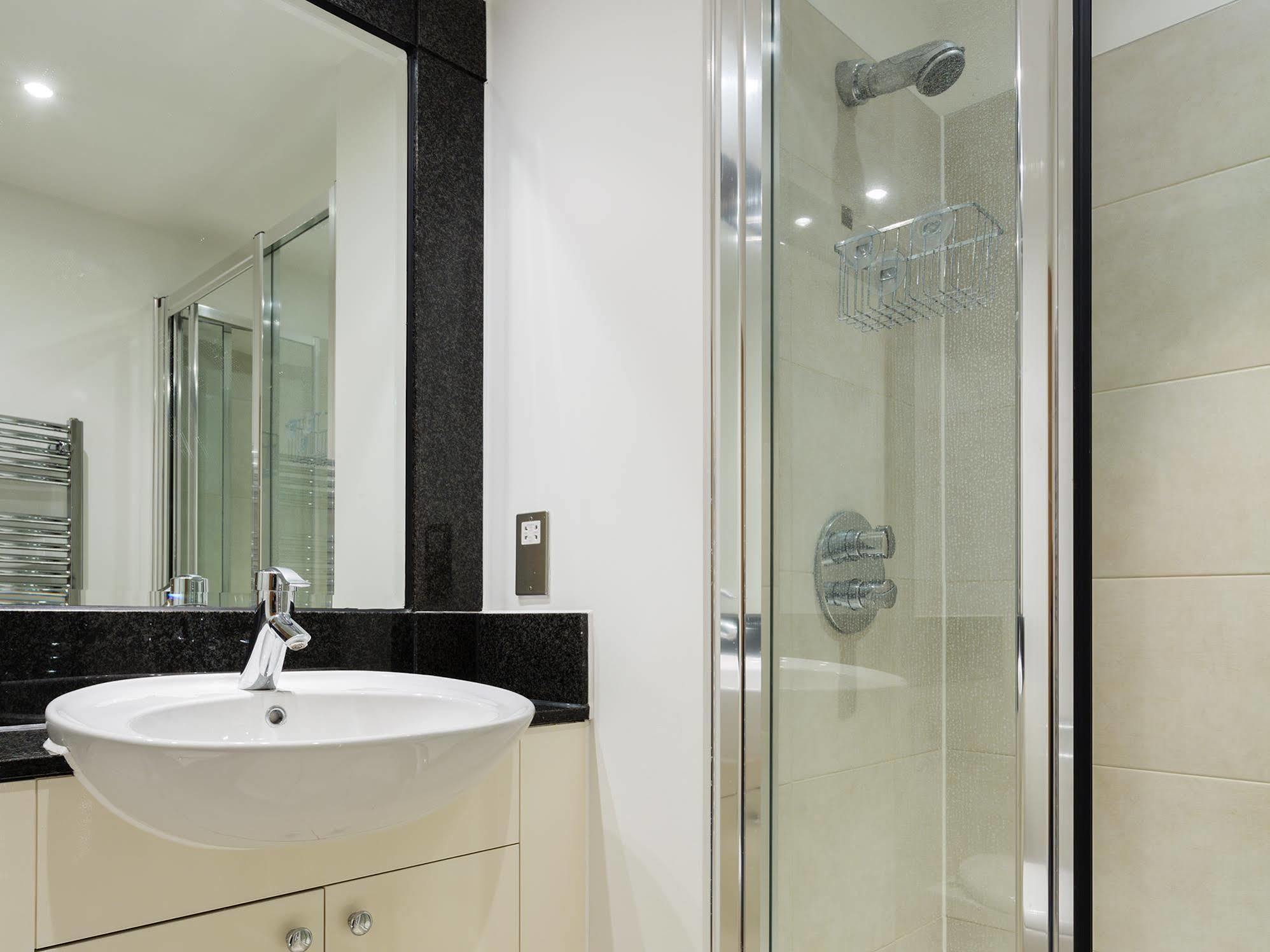 Veeve - Modernist Wharf Apartment ลอนดอน ภายนอก รูปภาพ